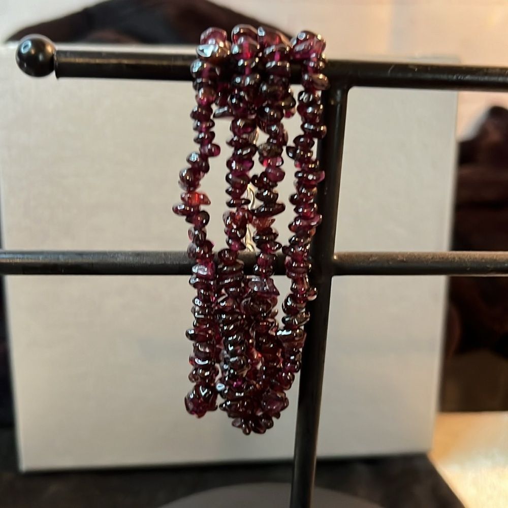 Rhodolite Garnet Beads Bracelet 925 sterling silver clasp. NWT. 7.25”
